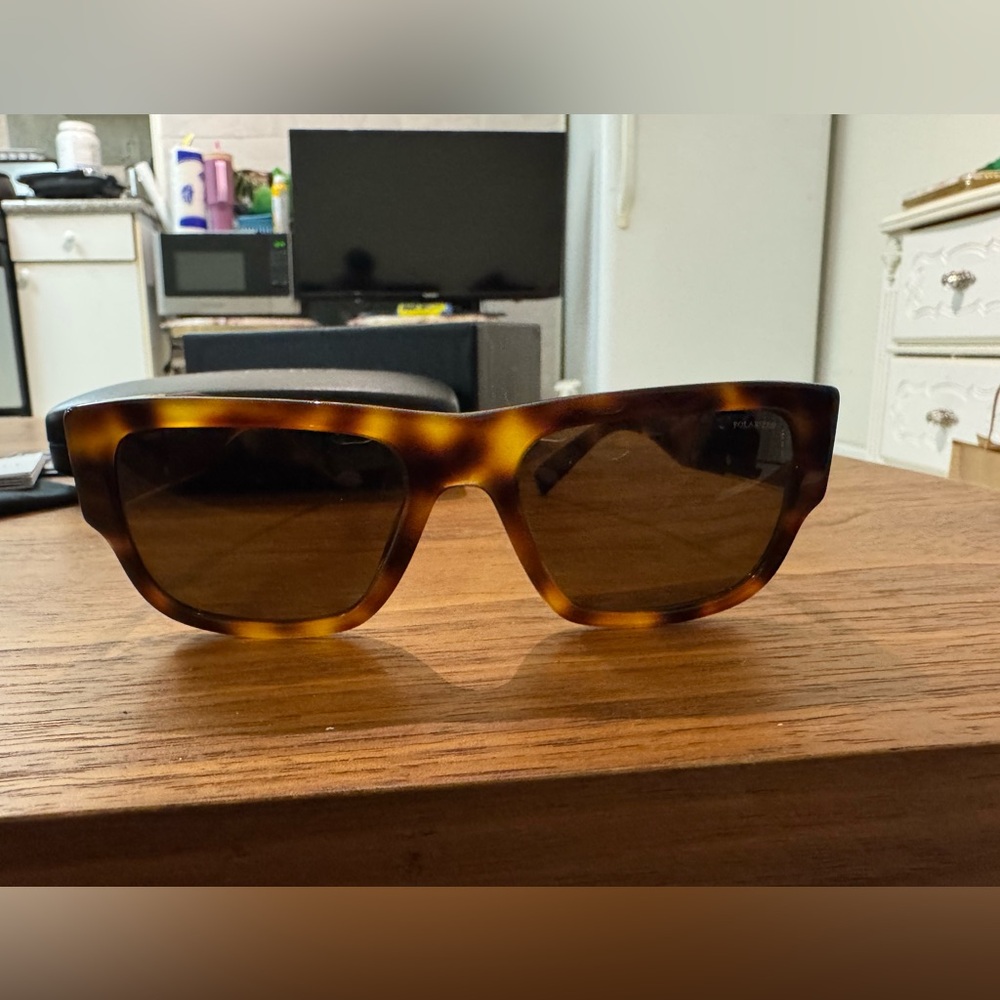 Chance to Buy Authentic Unisex Versace Medusa shades at a great price.